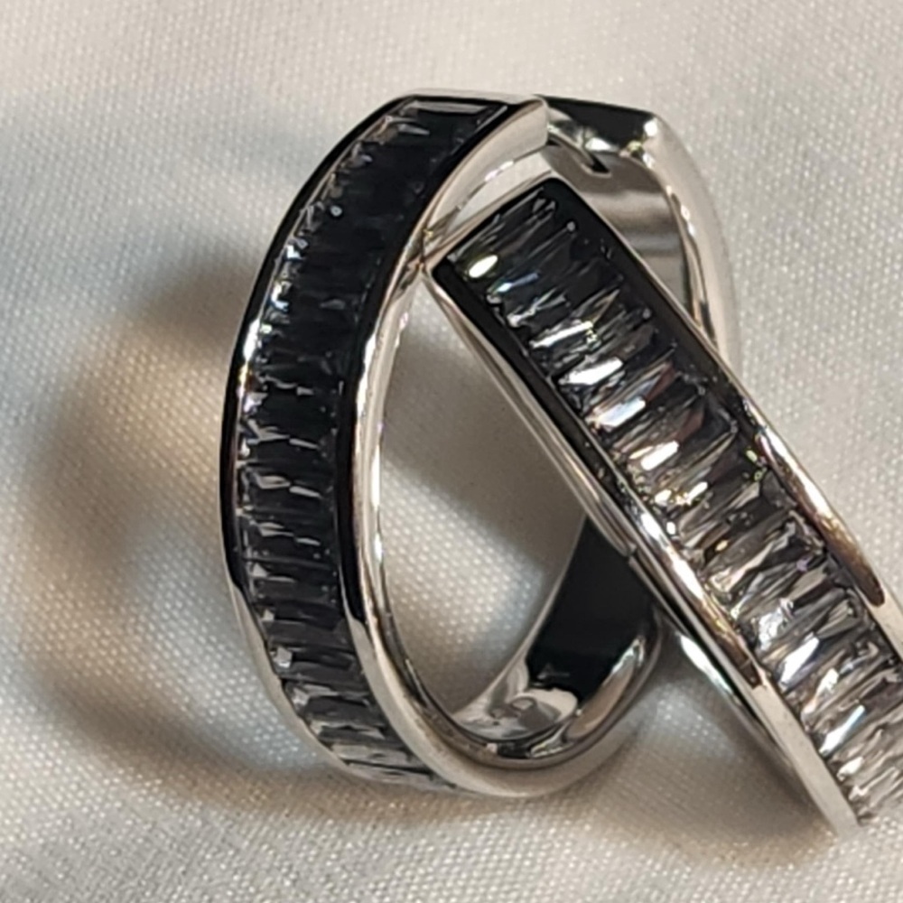 Elegant Silver and Black Women's Ring